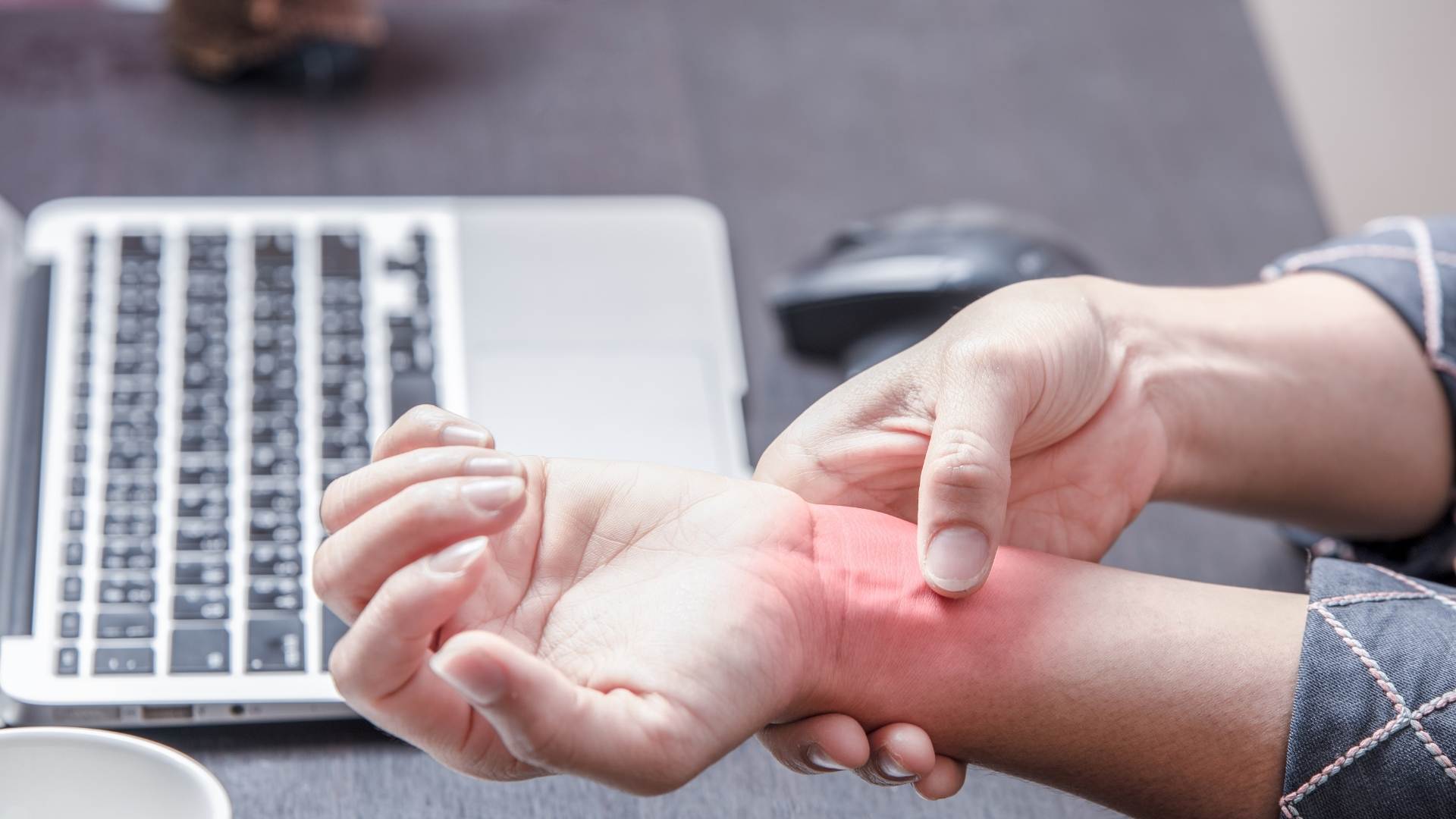 woman with carpal tunnel syndrome