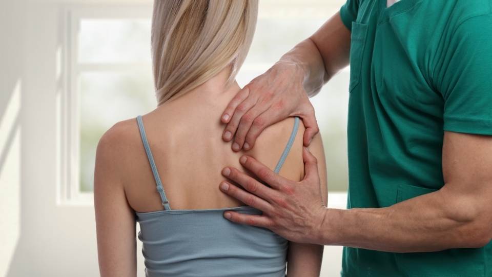 woman getting chiropractic care for rib pain dublin ireland