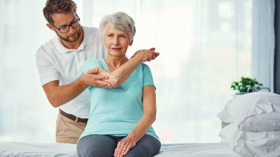 womangeting physio for shoulder pain