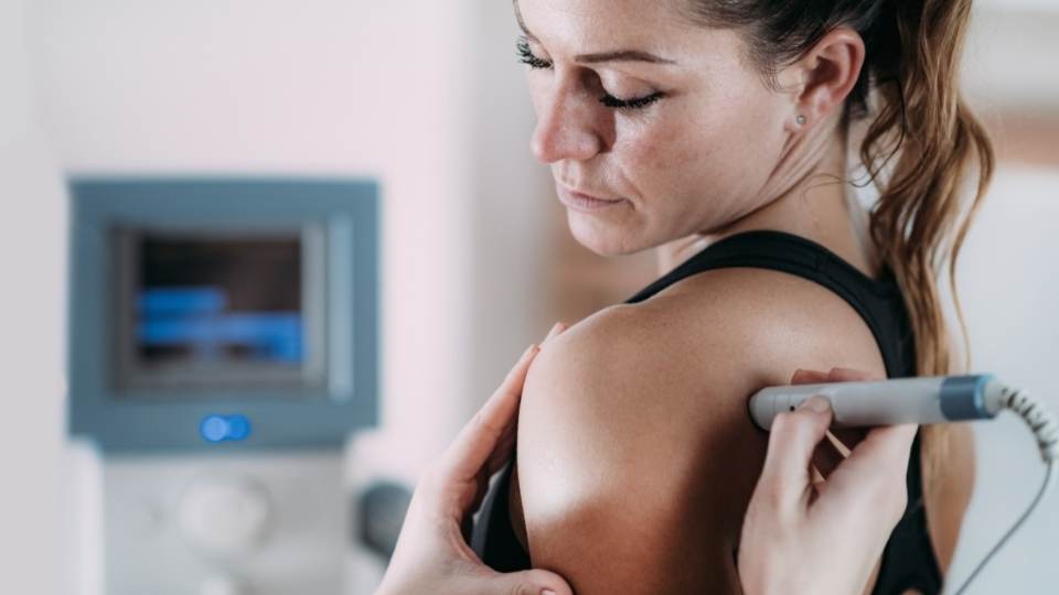 woman receiving laser therapy for shoulder pain