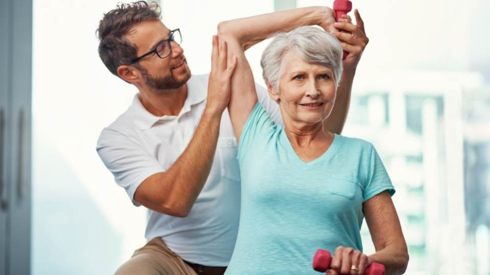 woman getting physiotherapy for sarcopenia