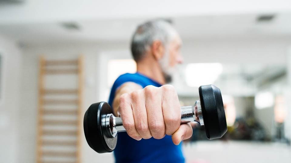 man doing resistance training to prevent sarcopenia